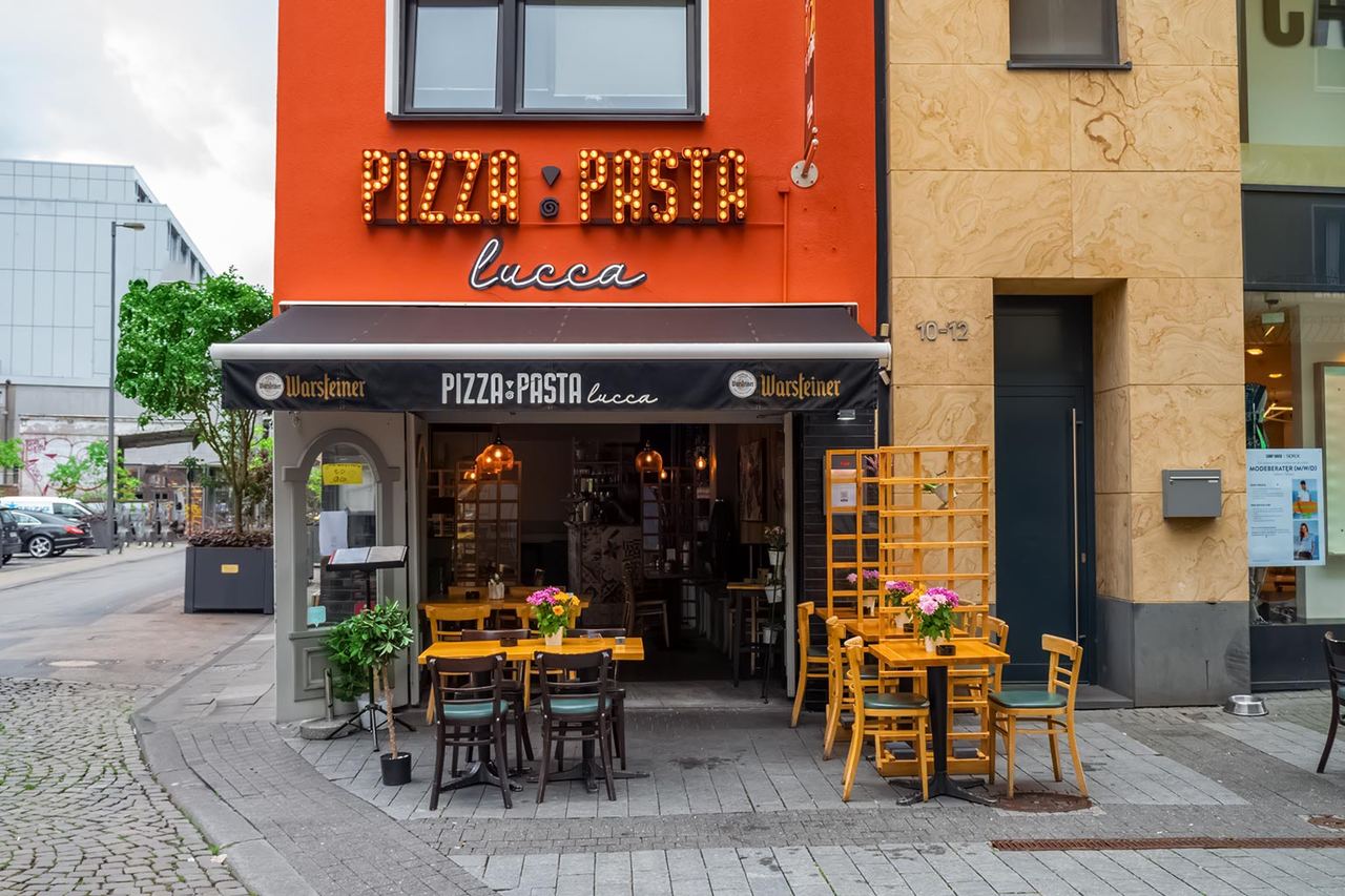 Außenansicht des Restaurants an der Straße