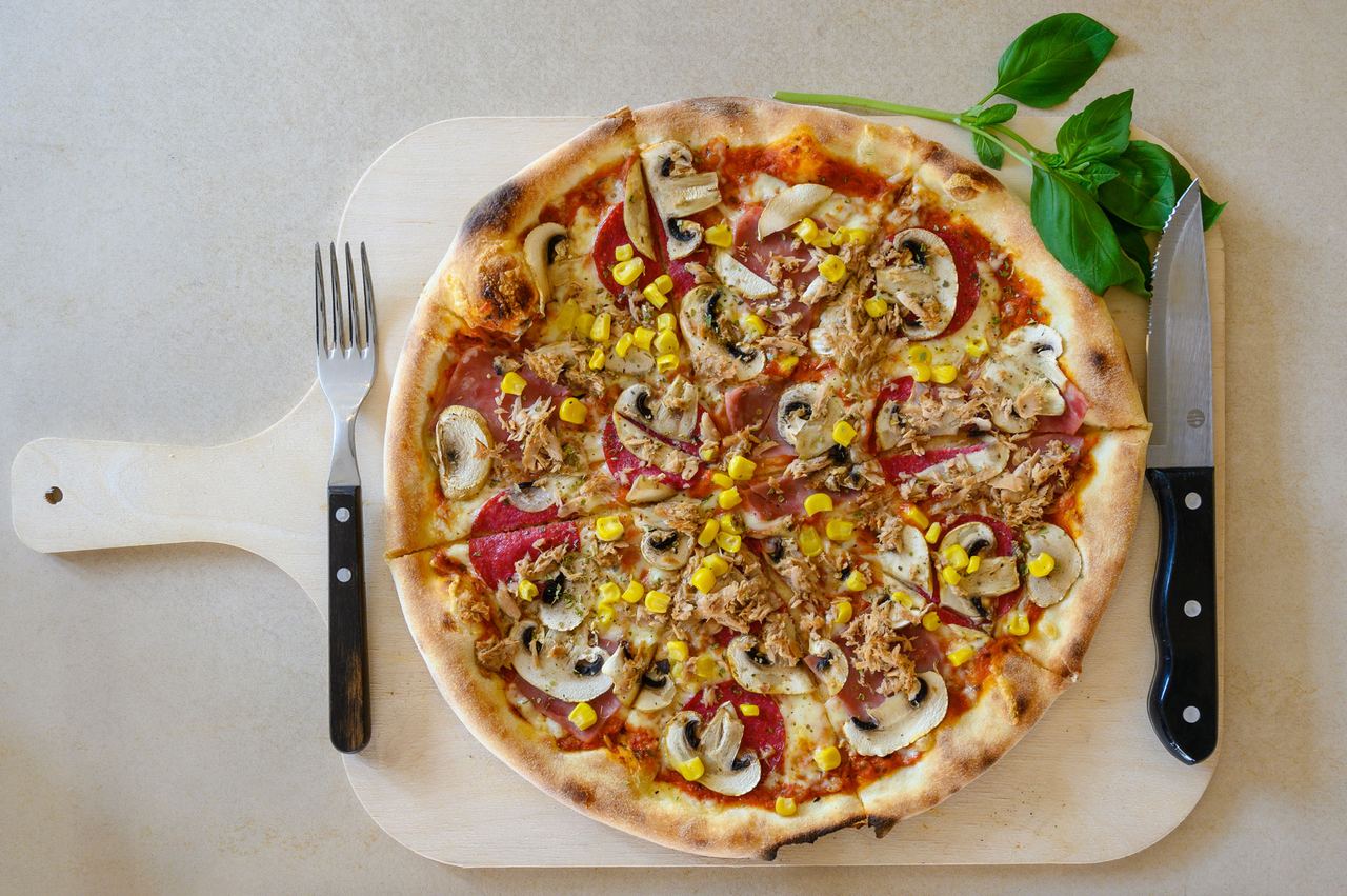 Pizza mit Gemüsebelag auf einem Teller