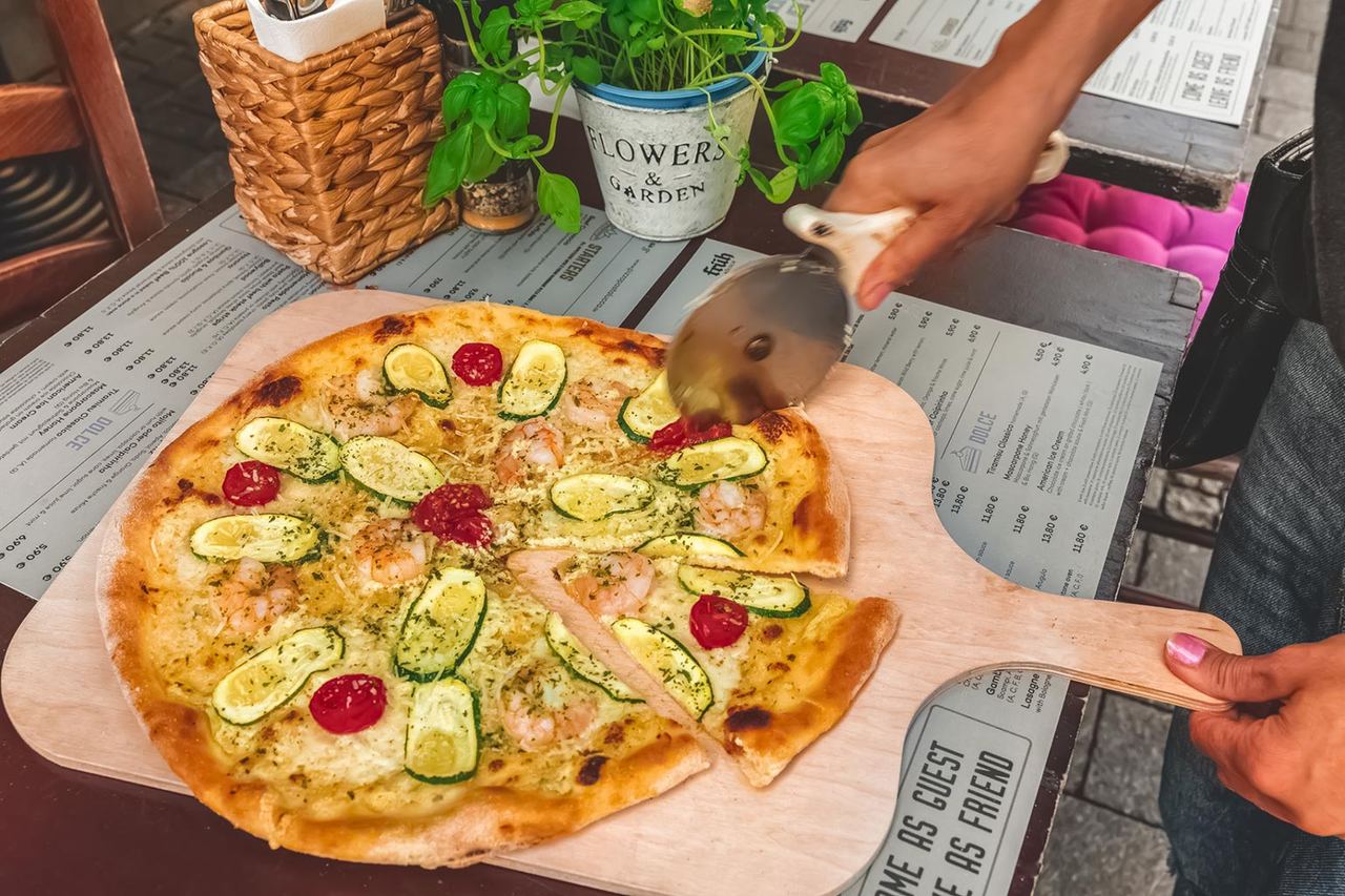 Pizza wird am Tisch serviert