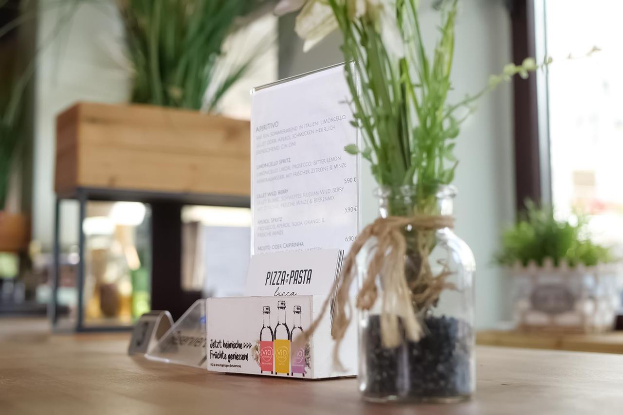 Tischaufsteller mit Karte auf einem eingedeckten Tisch