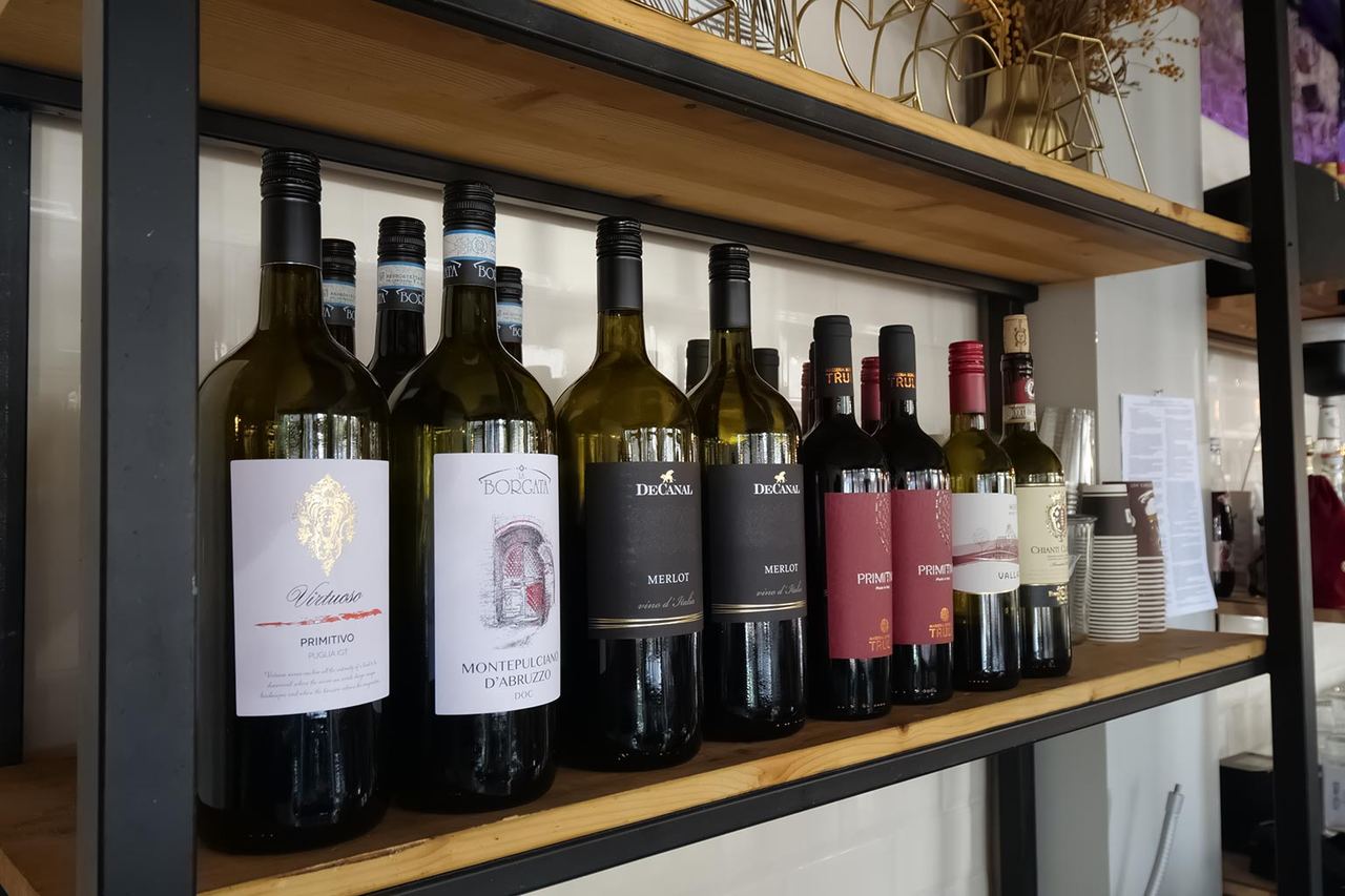 Weinregal mit Flaschen im Restaurant